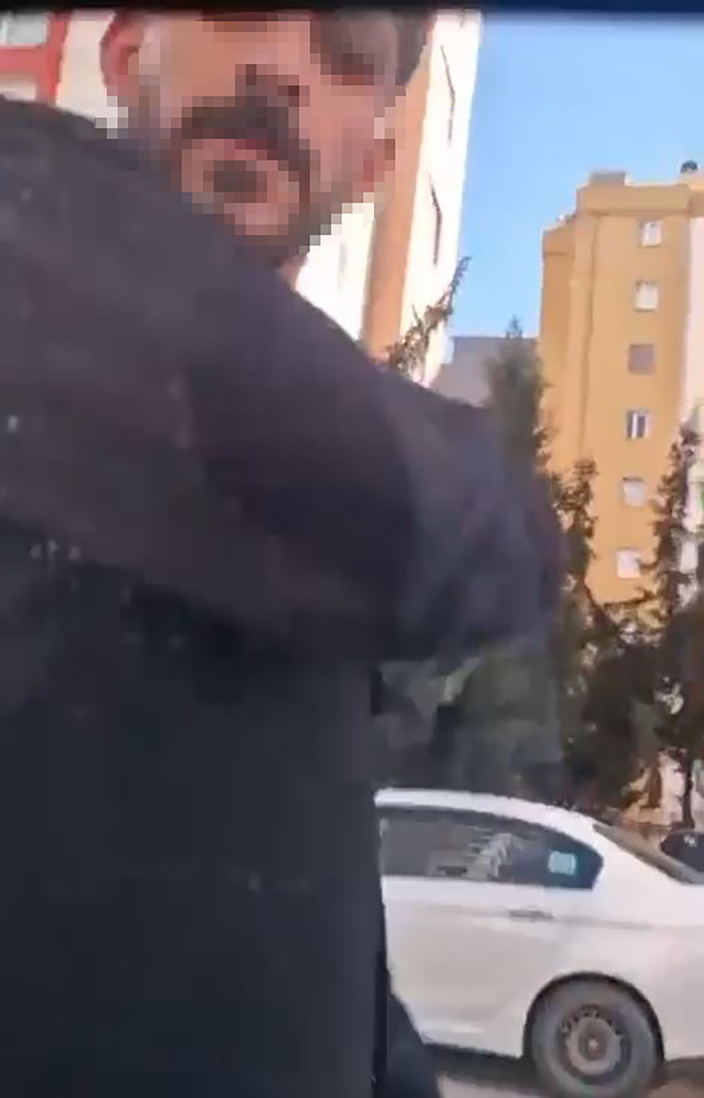 Adana'da trafikte tartıştıkları sürücünün önünü kesip, aracın camını yumrukladılar; o anlar kamerada