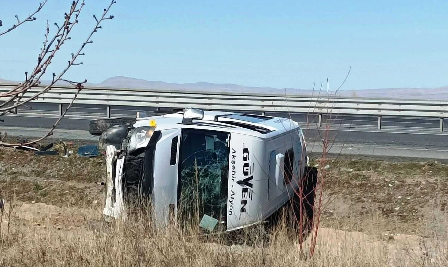 Afyonkarahisar’da yolcu indiren minibüse TIR arkadan çarptı: 11 yaralı