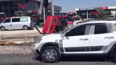 Konya- TIR'la çarpışan traktör ikiye bölündü; 2 yaralı