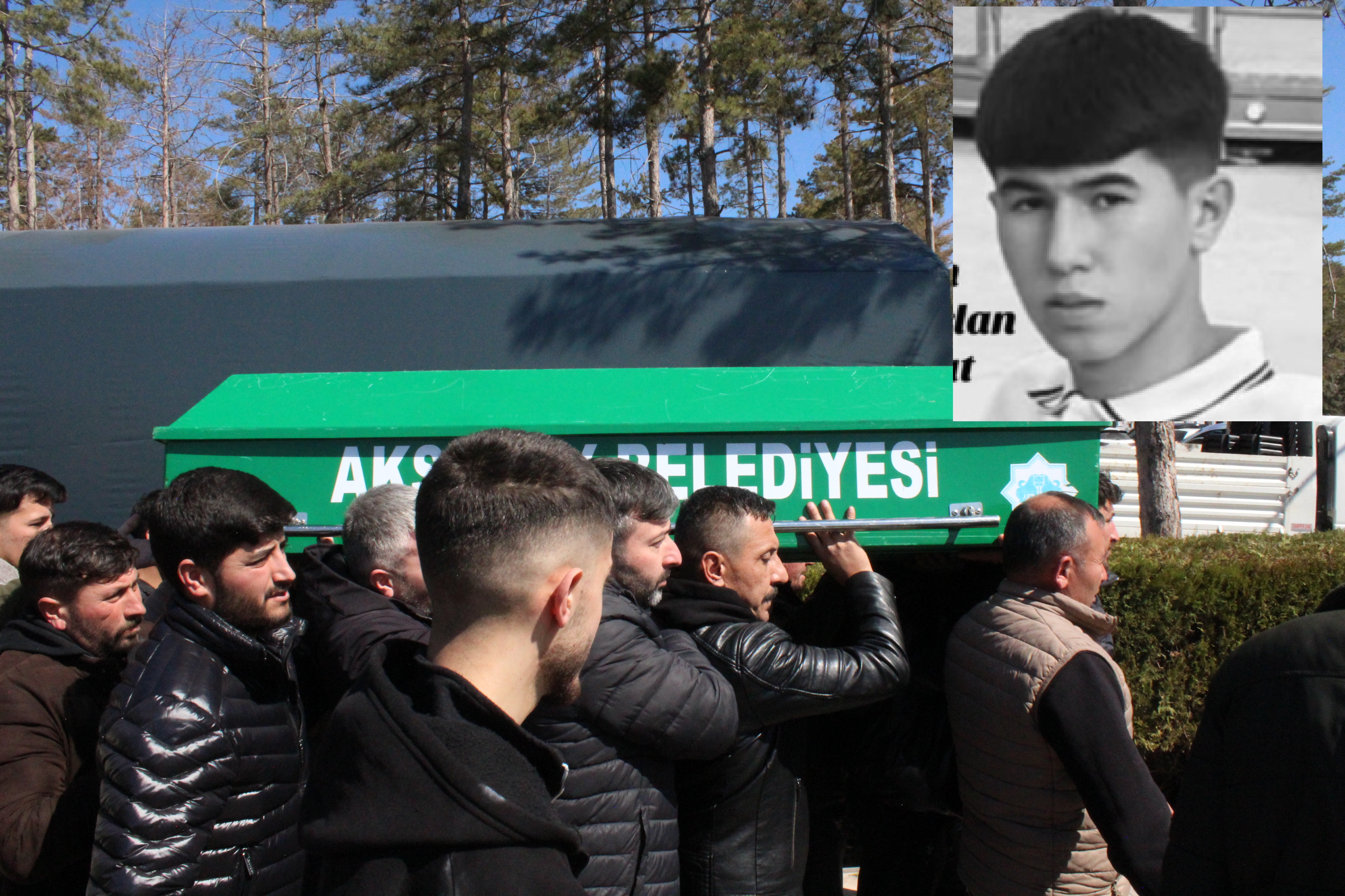 AKSARAY'da 'kız meselesi' nedeniyle tartıştığı akranı R.M., (16), tarafından bıçaklanarak öldürülen Mustafa Yağız Edik (16), toprağa verildi.