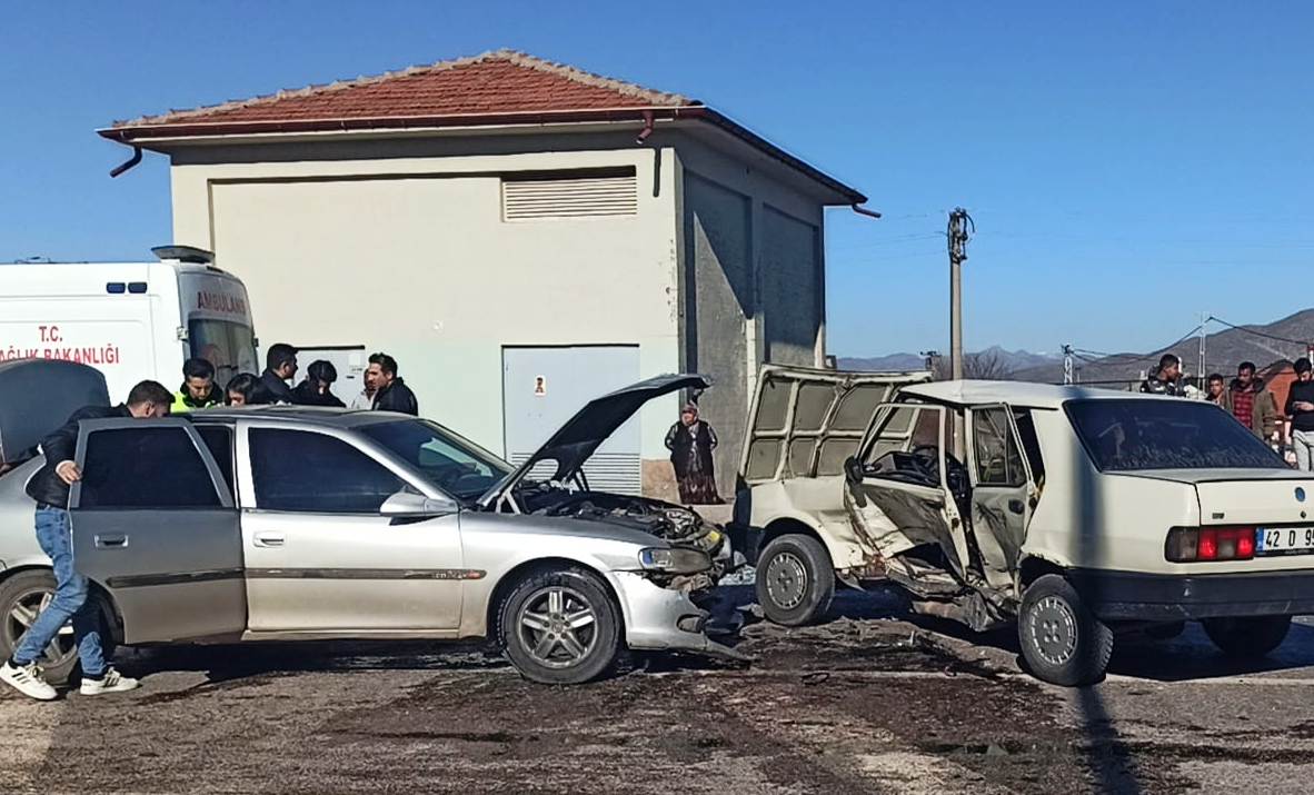 Seydişehir'de İki Otomobil Çarpıştı: 2 Yaralı