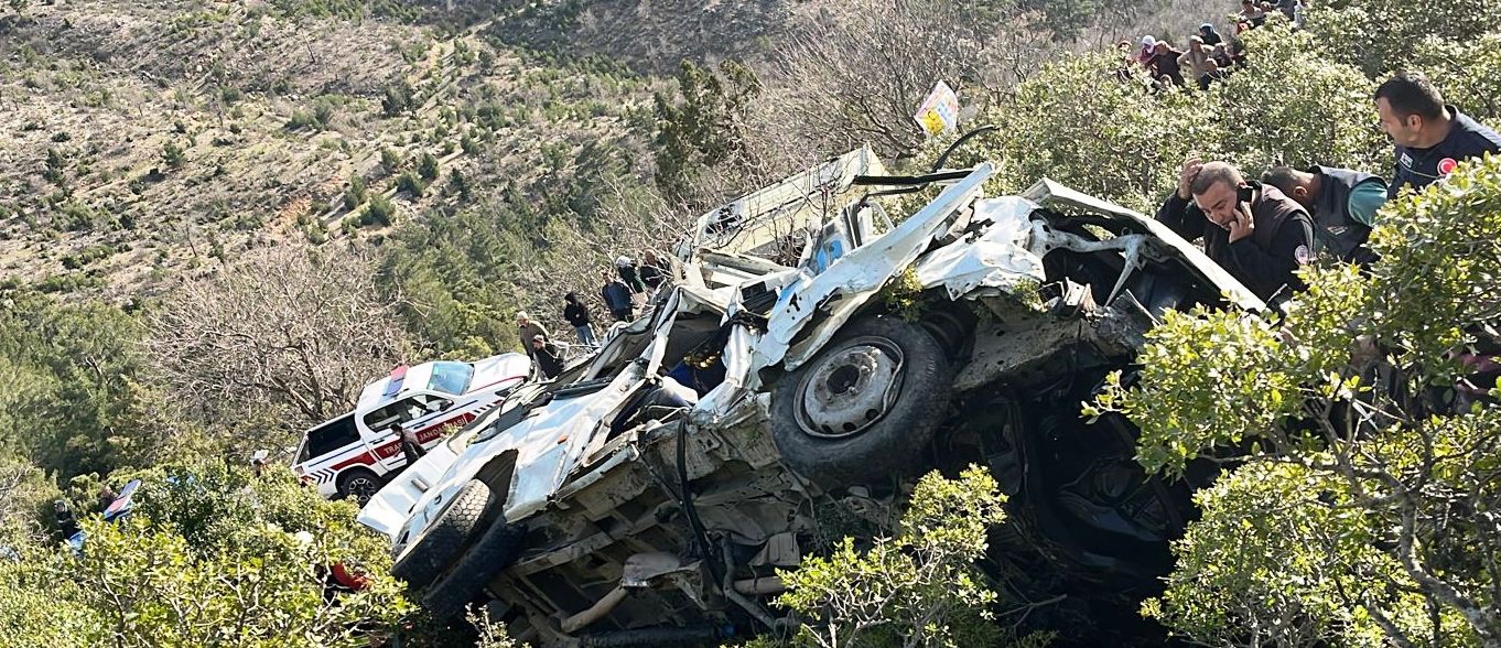 Mersin'de işçi servisi, uçurumdan yuvarlandı; 3 ölü, 11 yaralı