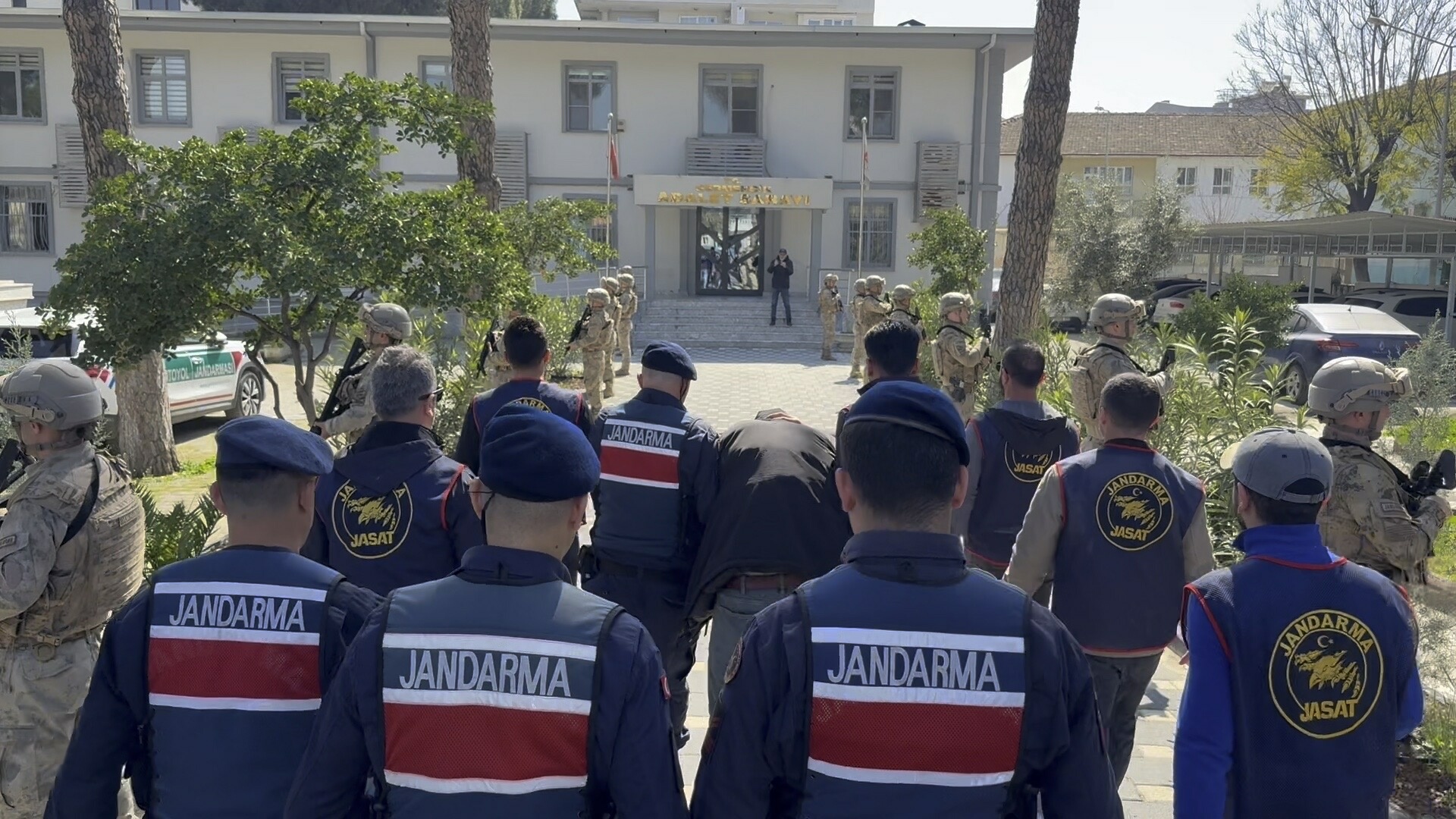 AYDIN-Annesini odunla başına vurup, öldürdü