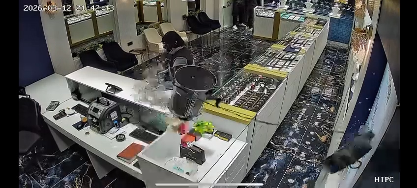 KUYUMCU SOYAN GASPÇILAR YAKALANDI: ÇALDIKLARI BİLEZİKLER SAHTE ÇIKTI 