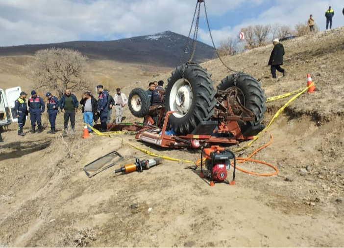 Devrilen traktörün altında kalarak hayatını kaybetti