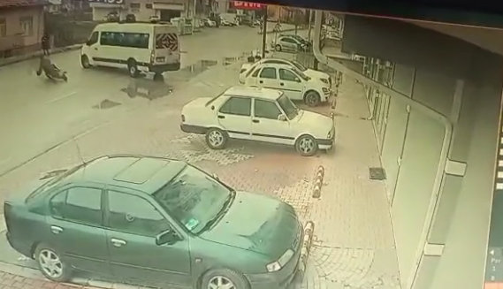 KAYGAN YOL KAZA GETİRDİ: MOTOSİKLETLİ GENÇ YARALANDI 