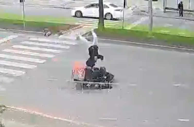 Mersin'de motokuryenin yaya geçidinde çocuğa çarptığı kaza kamerada: 1 yaralı