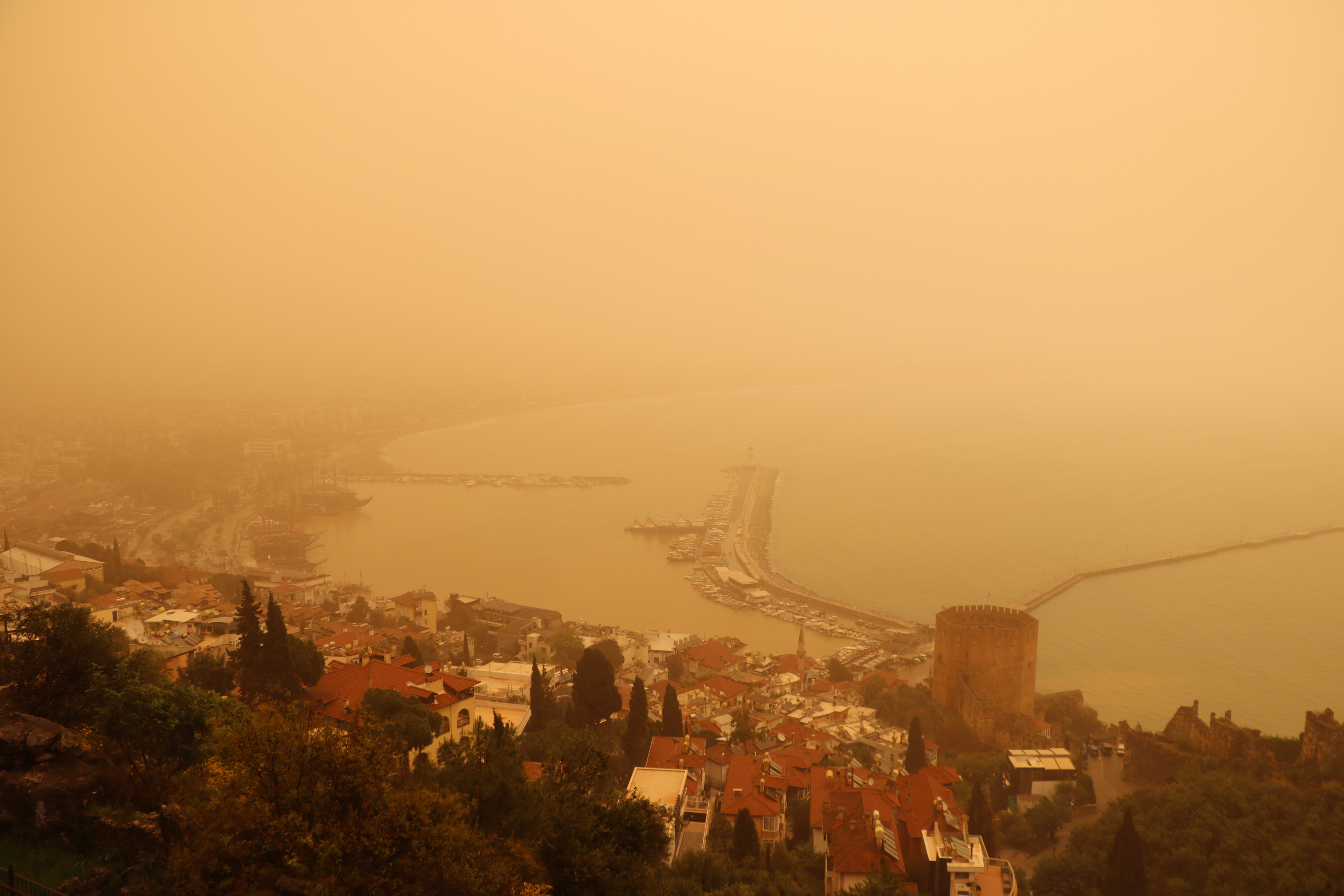 Antalya'yı çöl tozu bulutu kapladı 