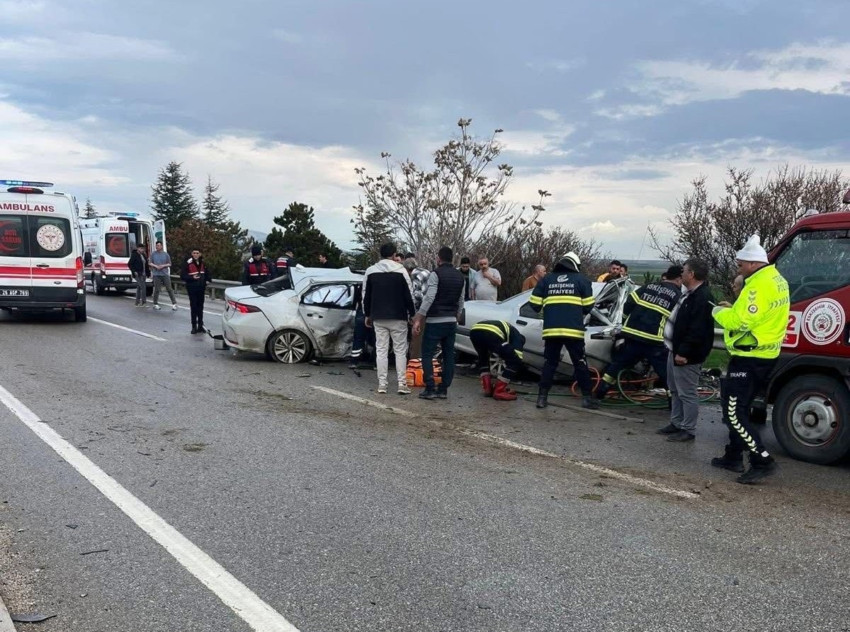 Eskişehir’de otomobil karşı şeride geçip başka otomobile çarptı; 4 ölü, 2 yaralı