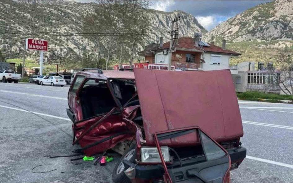 Akseki’de iki otomobil çarpıştı: 3 yaralı