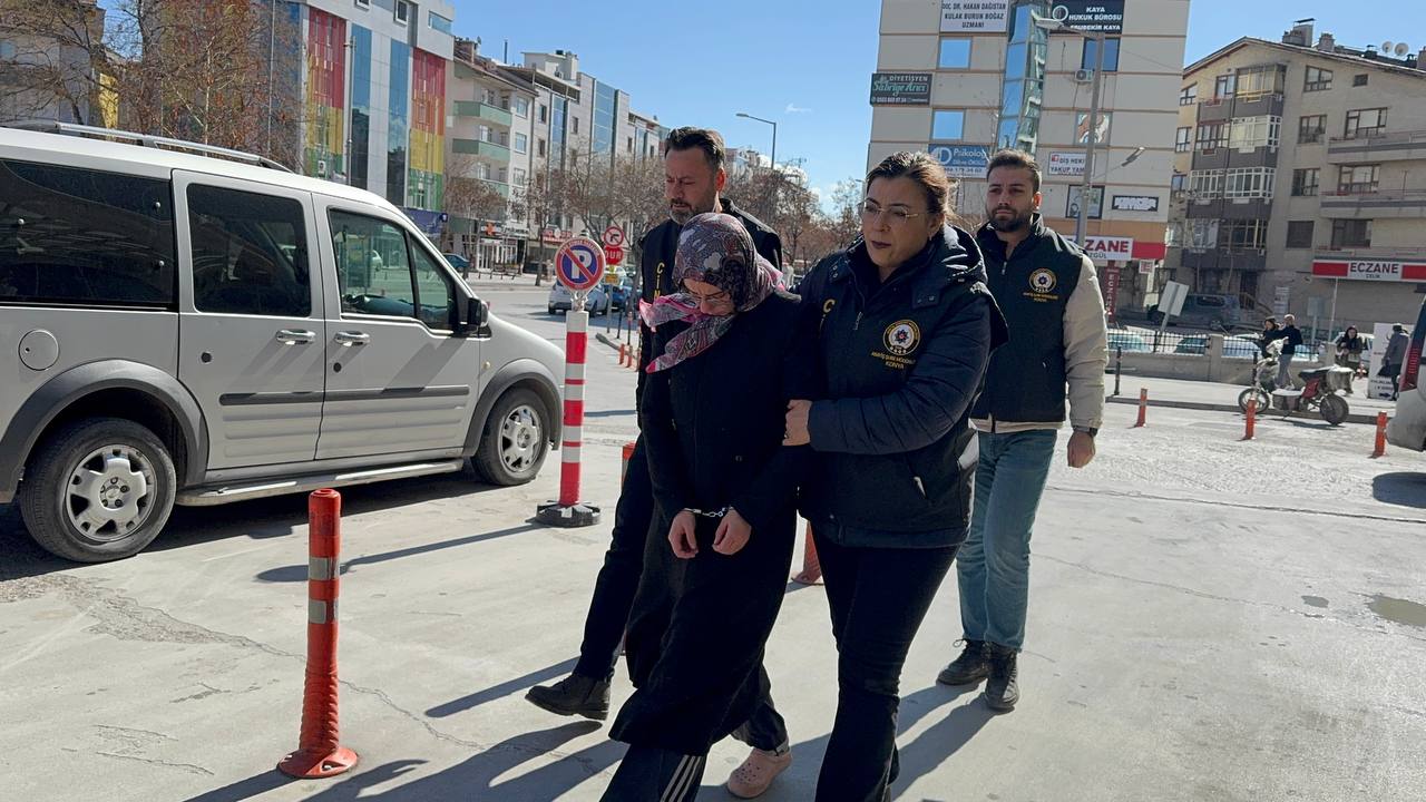 Eşini 25 bıçak darbesiyle öldüren kadına ‘haksız tahrik’ ve ‘iyi hal’ indirimiyle 15 yıl hapis
