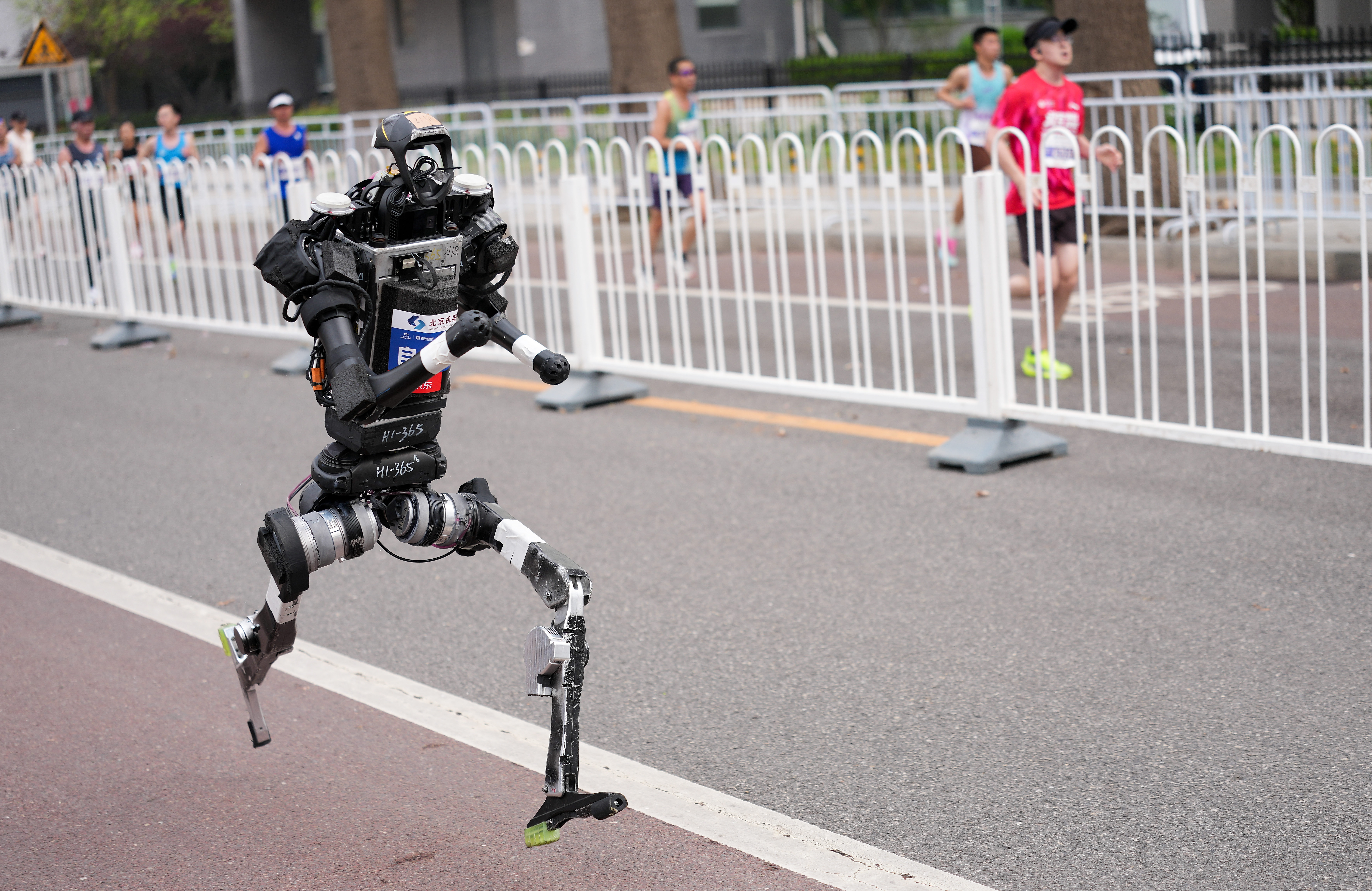 İnsansı robot yarı maratonda dünya rekorunu kırdı