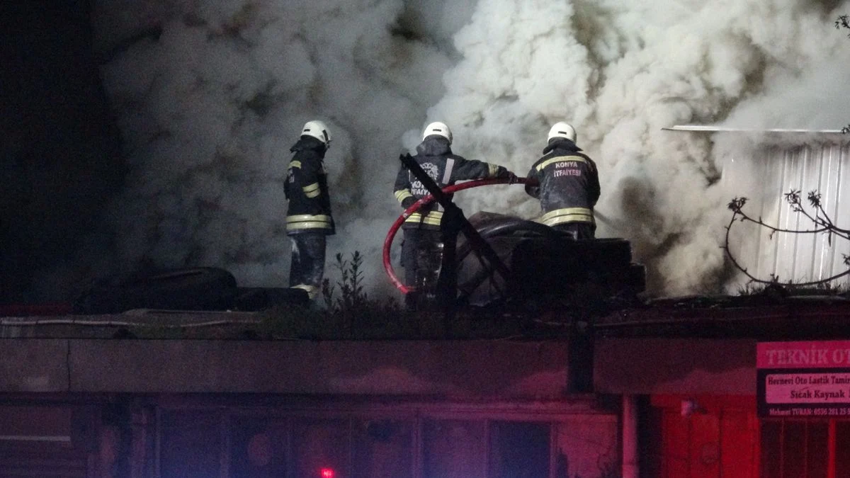 Oto elektrikçi dükkanında yangın: 1'i itfaiye personeli 2 yaralı