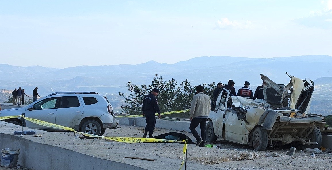 İstinat duvarına çarpan TIR'daki mermerler, otomobildekilerin üzerine düştü; 1 ölü, 3 yaralı