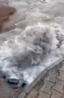 SEYDİŞEHİR’DE ANA ŞEBEKE HATTI PATLADI: CADDE VE SOKAKLAR GÖLE DÖNDÜ!