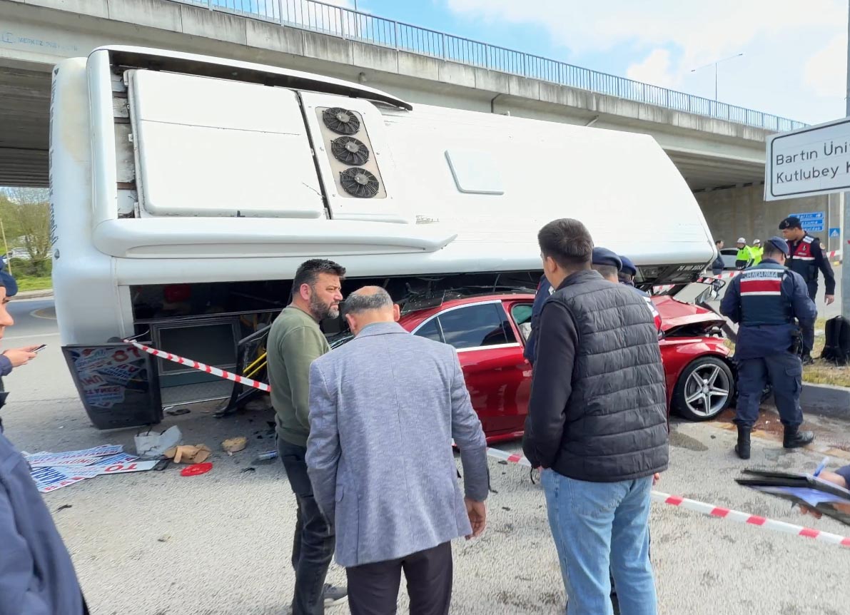 Öğrencileri taşıyan otobüs, otomobilin üzerine devrildi: 46 yaralı