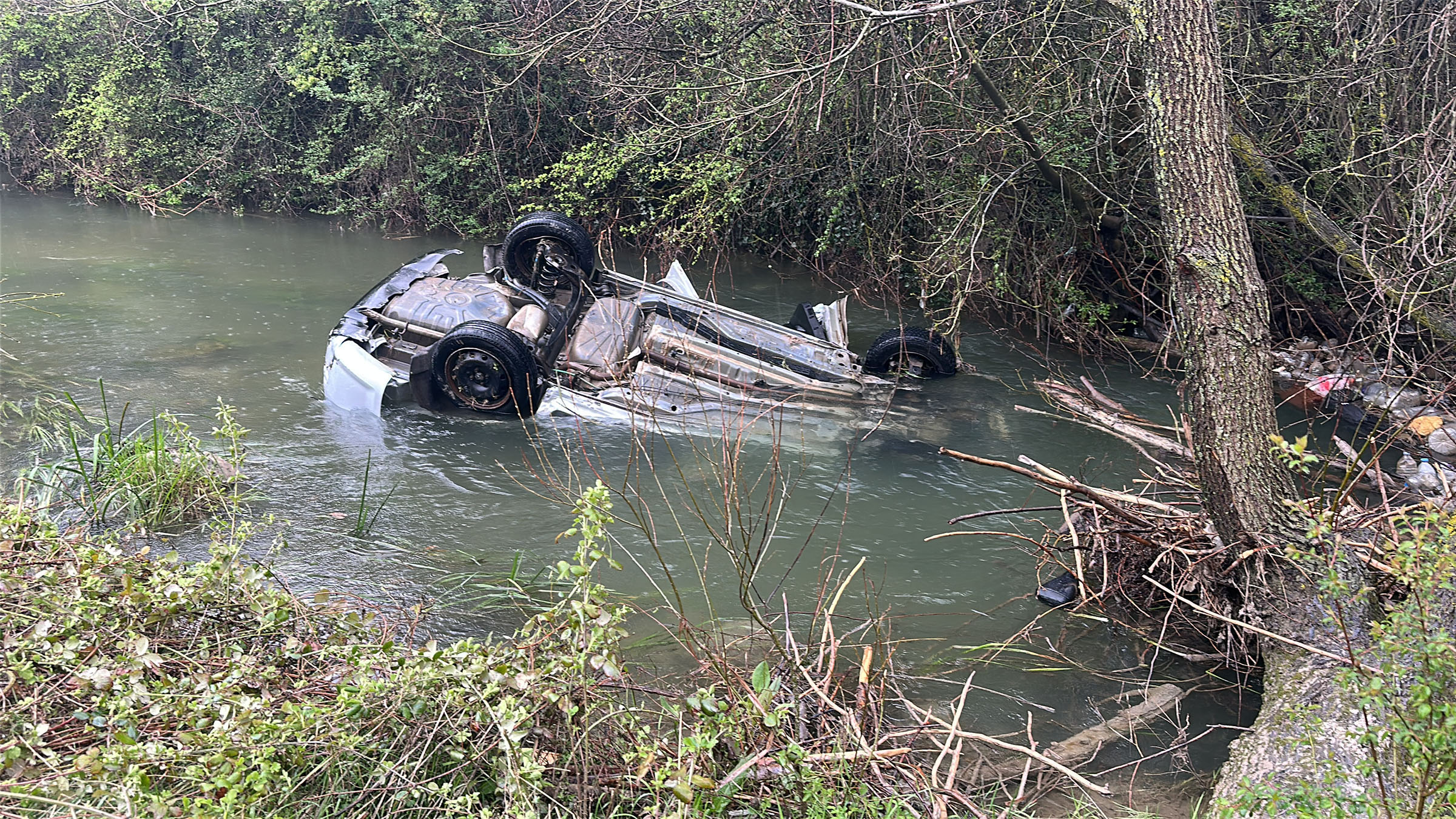 Porsuk Çayı’na düşen otomobilin sürücüsü ağır yaralandı, yanındaki eşi öldü