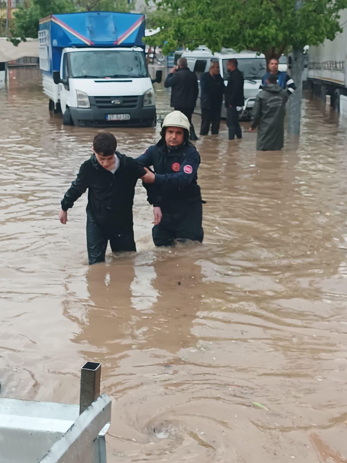 Gaziantep’te sağanak ve fırtınada çatılar uçtu, ağaçlar devrildi: 23 yaralı 