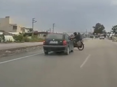 Hatay'da otomobilin motosiklete çarptığı kaza kamerada: 1 ölü, 1 yaralı