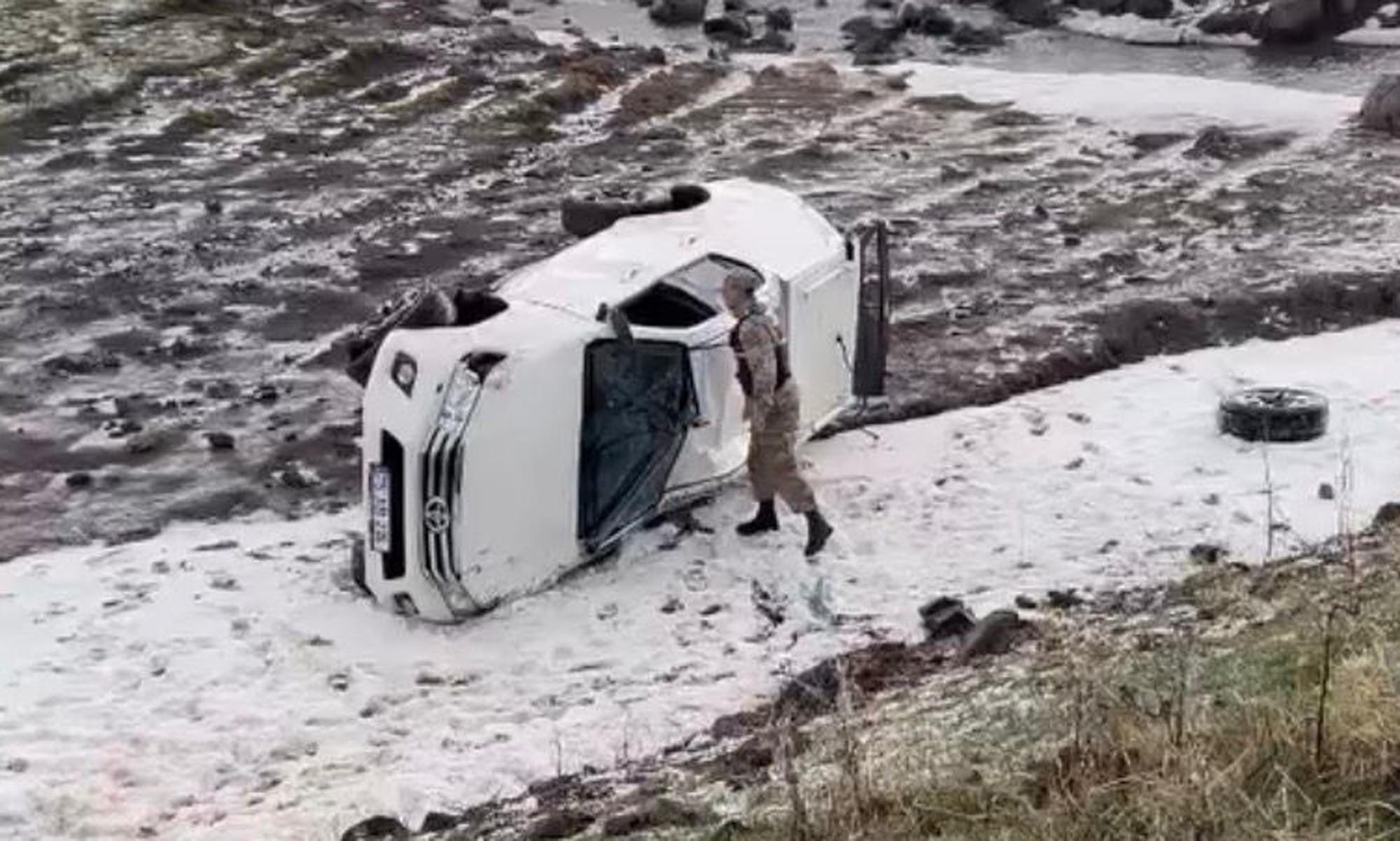 ARDAHAN’da askeri aracın devrilmesi sonucu 2 astsubay yaralandı.