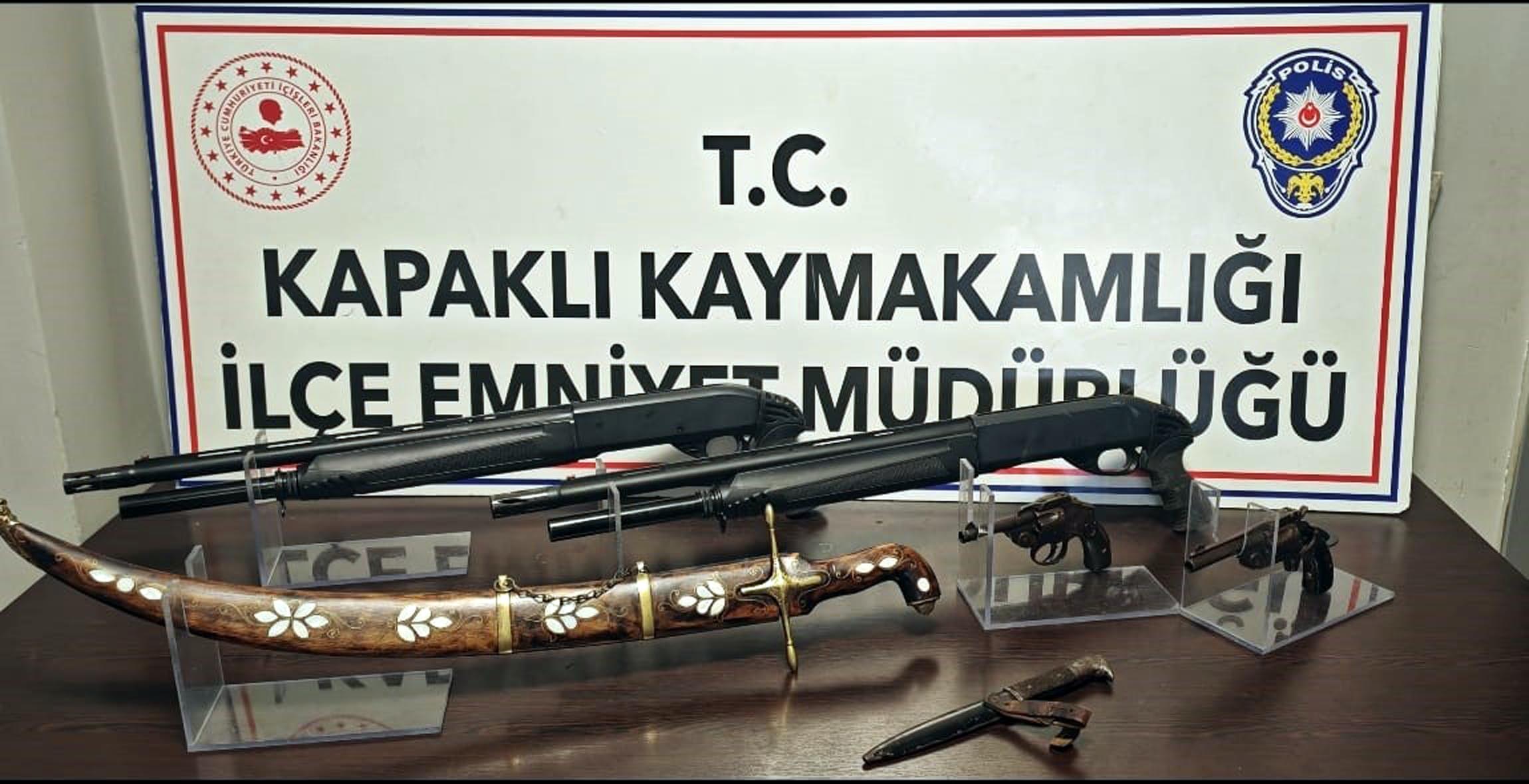 Evinde tarihi kılıç, kama ve tabanca bulunan şüpheli gözaltına alındı