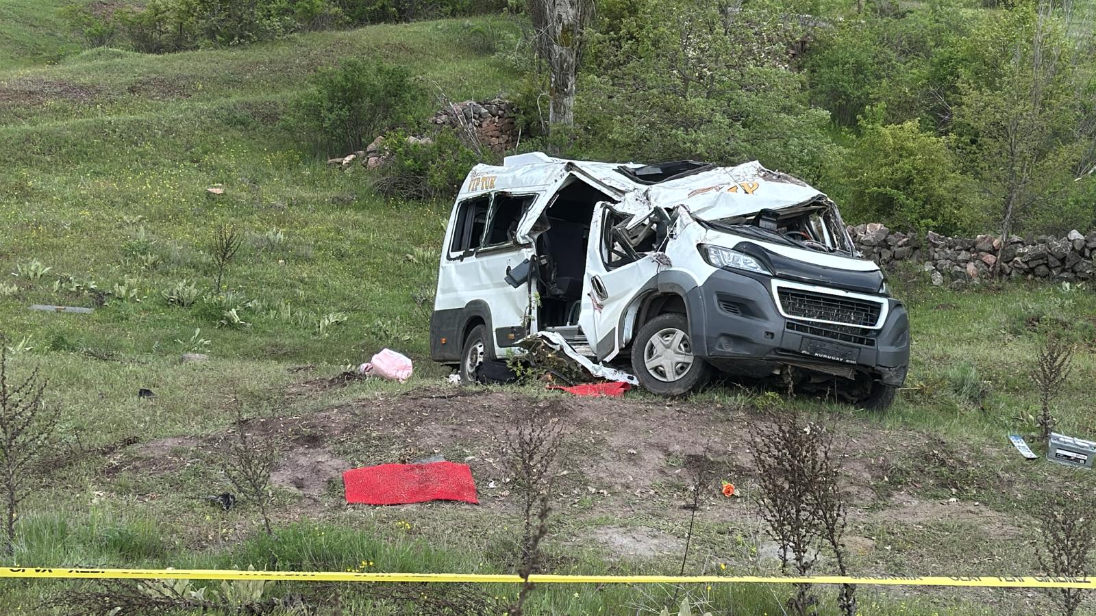 Yozgat'ta öğrenci servis minibüsü devrildi: 3 ölü, 7 yaralı
