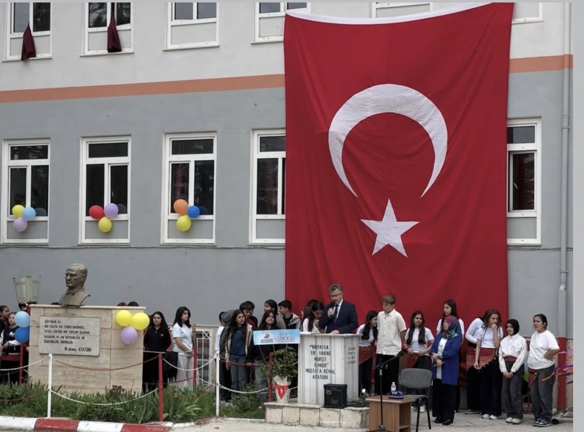 Gazi Ortaokulu’nda Çifte Coşku: Sergi Açılışı ve Bahar Şenliği Bir Arada Yapıldı