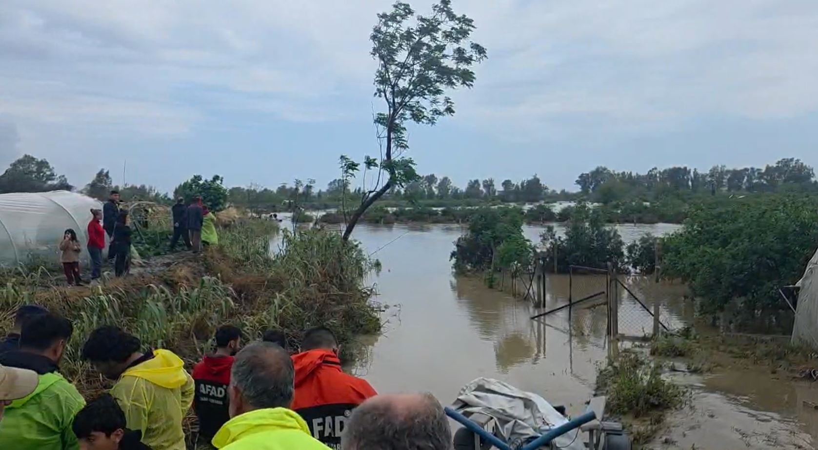 Hatay'da Asi Nehri taştı, sağanakta köprü ve yollar ile bir ev çöktü; 3 ölü, 3 yaralı