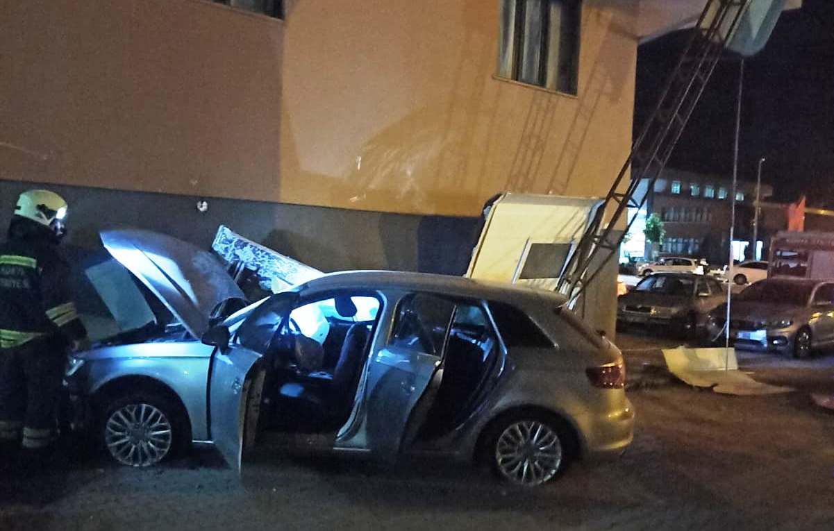 SEYDİŞEHİR'DE KAZA: YENİ YAPILAN KAVŞAĞI FARK EDEMEYEN SÜRÜCÜ SİTE BAHÇESİNE DALDI!