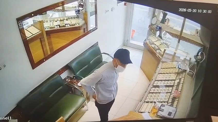 Konya - Kuyumcu dükkanında, 'eşime alacağım' diyerek baktığı yüzüğü çaldı