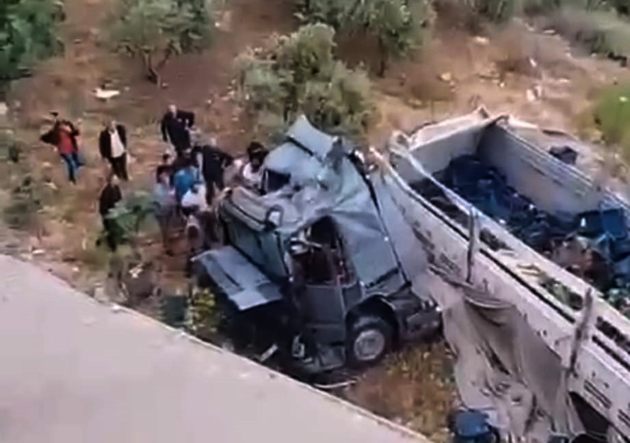 TIR, otomobile çarpıp viyadükten düştü; 2 ölü,4 yaralı