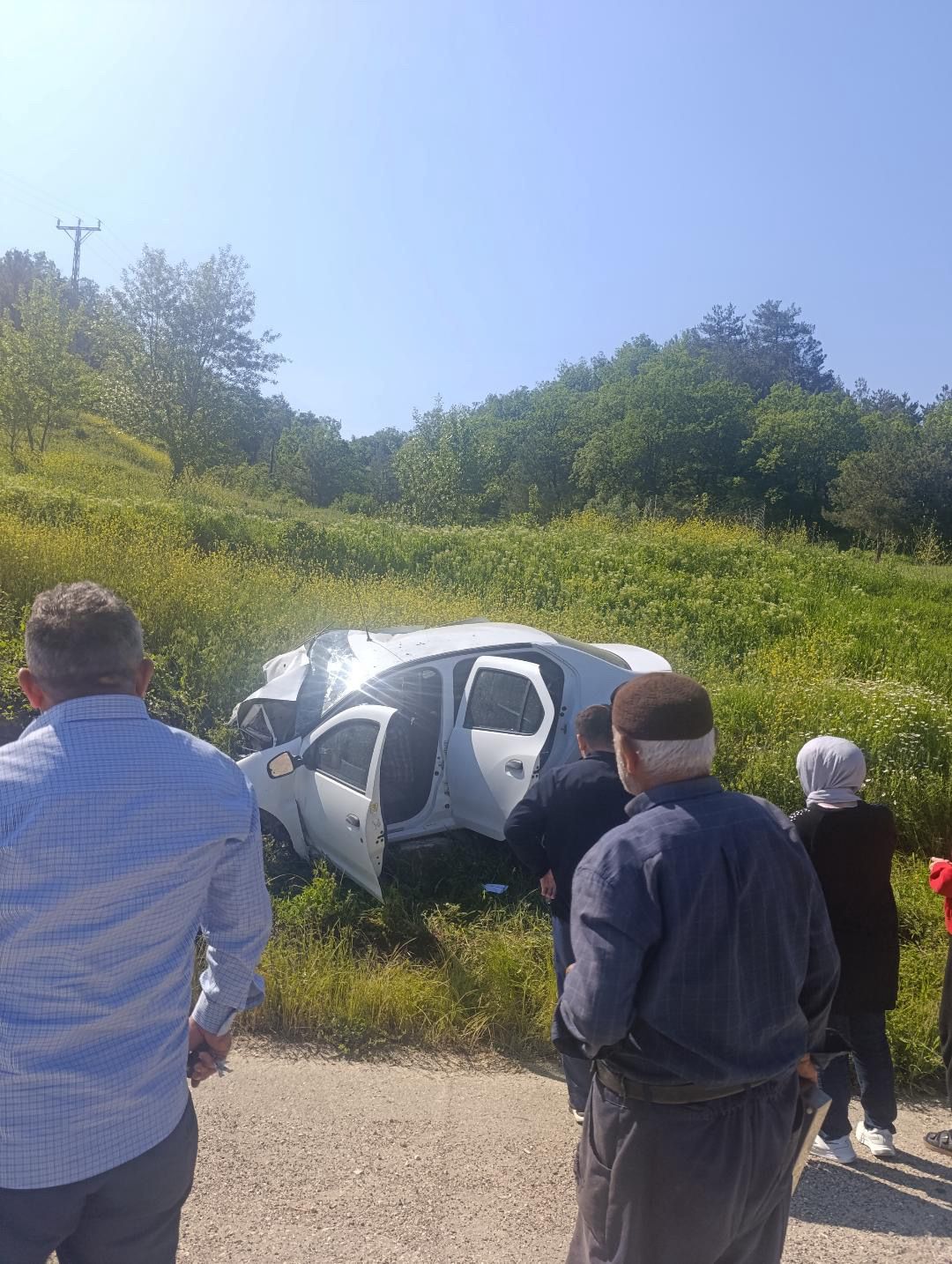 Otomobil istinat duvarına çarptı: 3 ölü, 1 yaralı