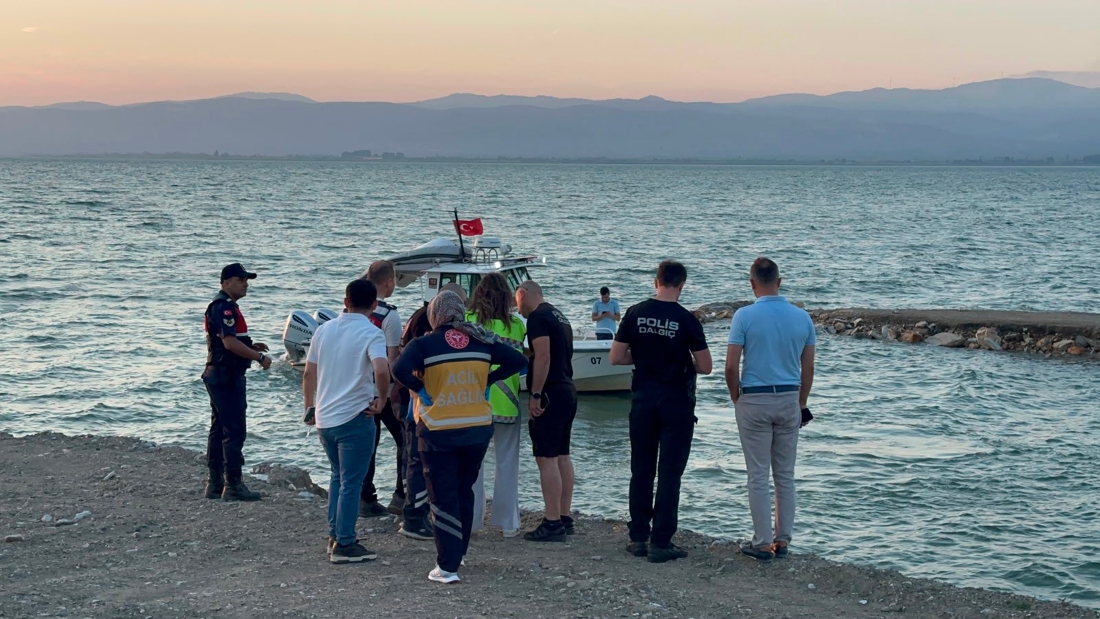 Gölde boğulma tehlikesi geçiren oğlunu kurtarırken hayatını kaybetti
