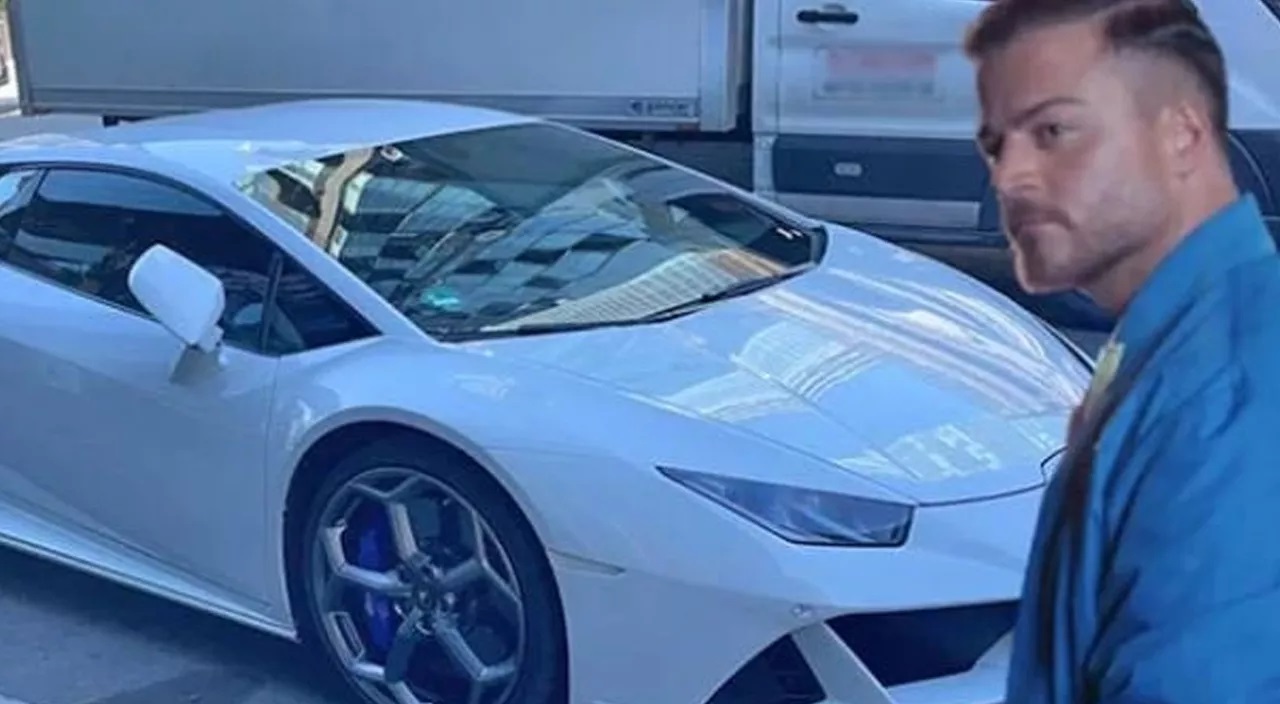 24 milyonluk lüks araca scooter ile çarpan talihsiz genç neye uğradığını şaşırdı!