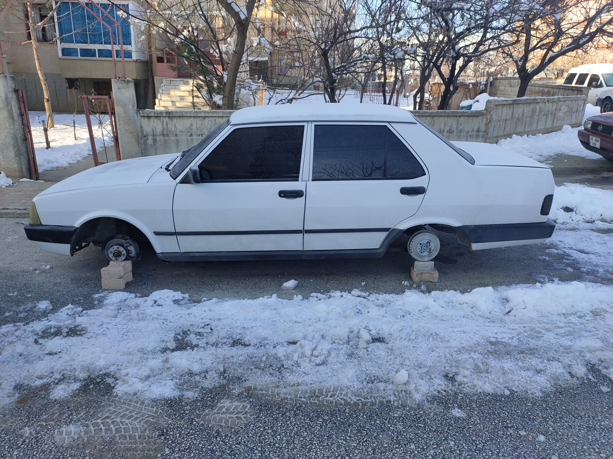 3 GÜNDE 4 ARACIN LASTİKLERİNİ ÇALAN HIRSIZLAR YAKALANDI