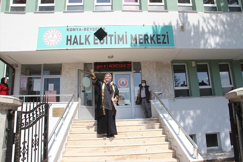 58 yaşında lise diploması aldı, mezuniyet sevincini cübbe giyip kep fırlatarak yaşadı
