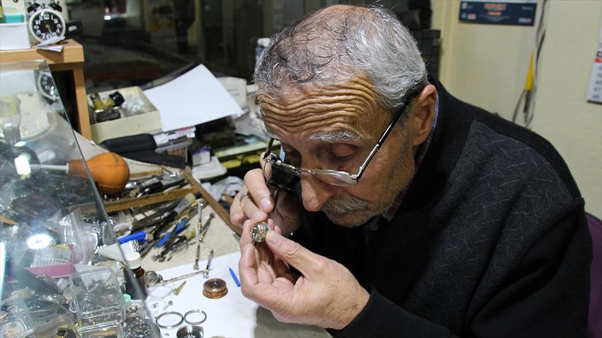  70 yaşındaki saat ustası yarım asırdır zamana ayar veriyor