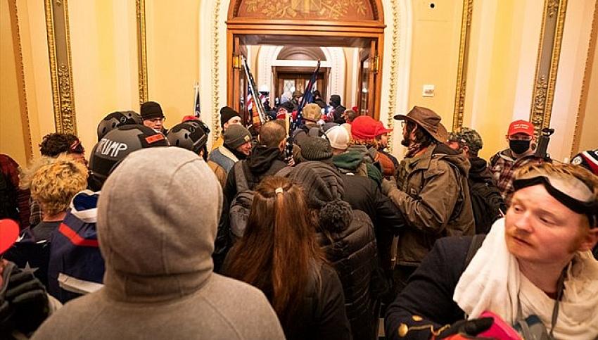 ABD de  göstericiler  Kongre Binası'nı işgal etti