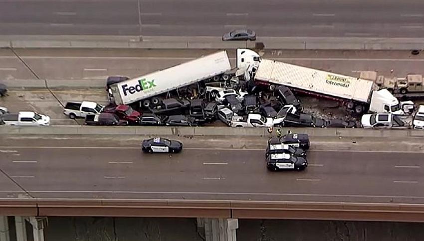 ABD'nin Teksas eyaletinde buzlanan yolda100  araç  birbirine girdi