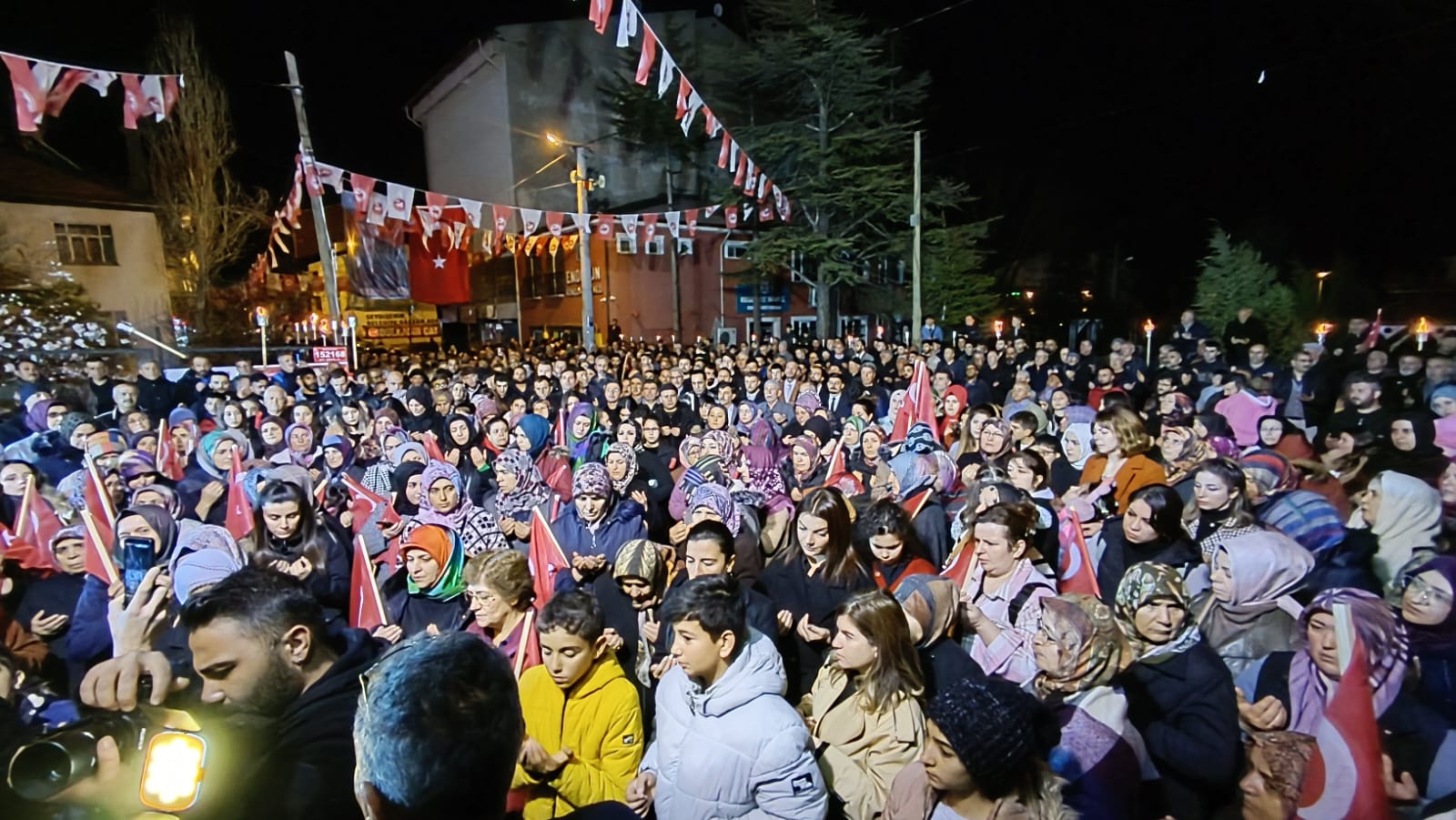ABDULKADİR ÇAT'IN ANMA PROGRAMI DAVETİNE KATILIM YOĞUN OLDU