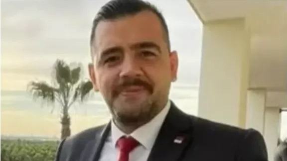 Adana belediye Başkanı  Zeydan Karalar'ın Özel Kalem Müdürü makamında vurularak hayatını kaybetti.