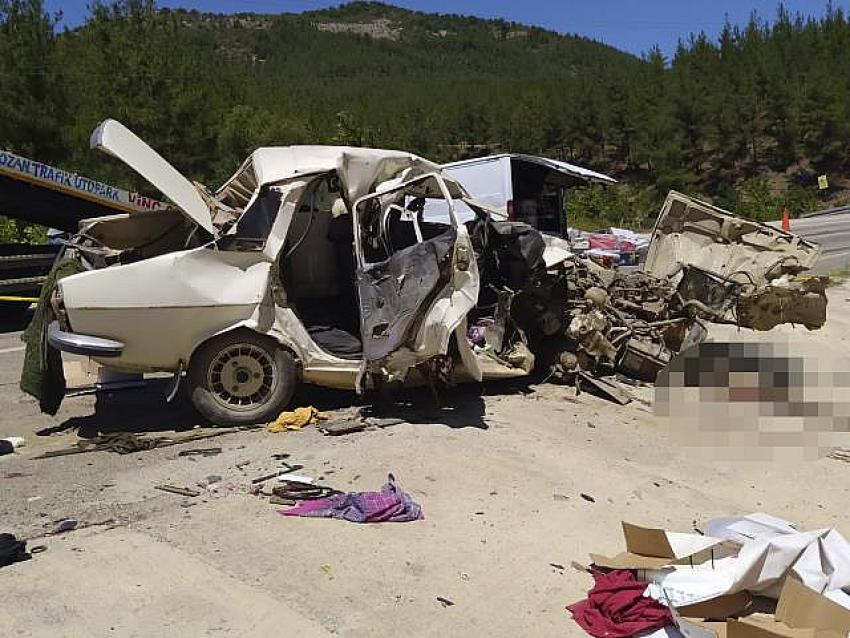Adana'da düğüne  giden  aile kaza yaptı 5 kişi öldü