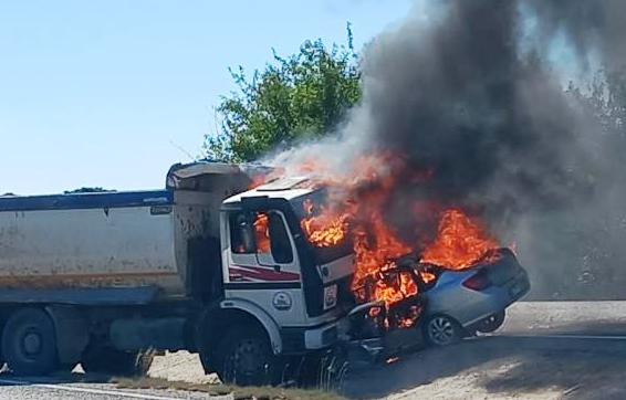 Adana'da Kamyon ile çalıntı otomobil çarpıştı: Sürücü yanarak can verdi