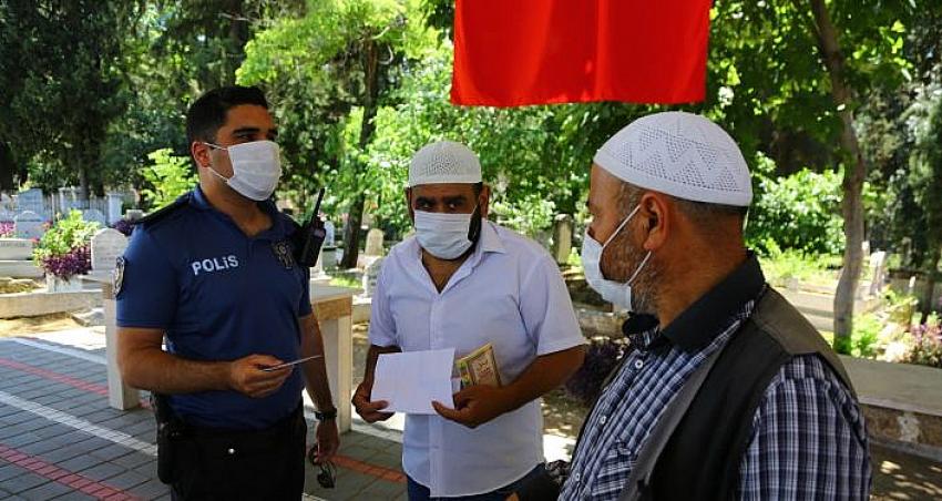 Adana'da mezarlıkta 'korsan hoca' denetimi: Polis inanmadı, tek tek dua okuttu