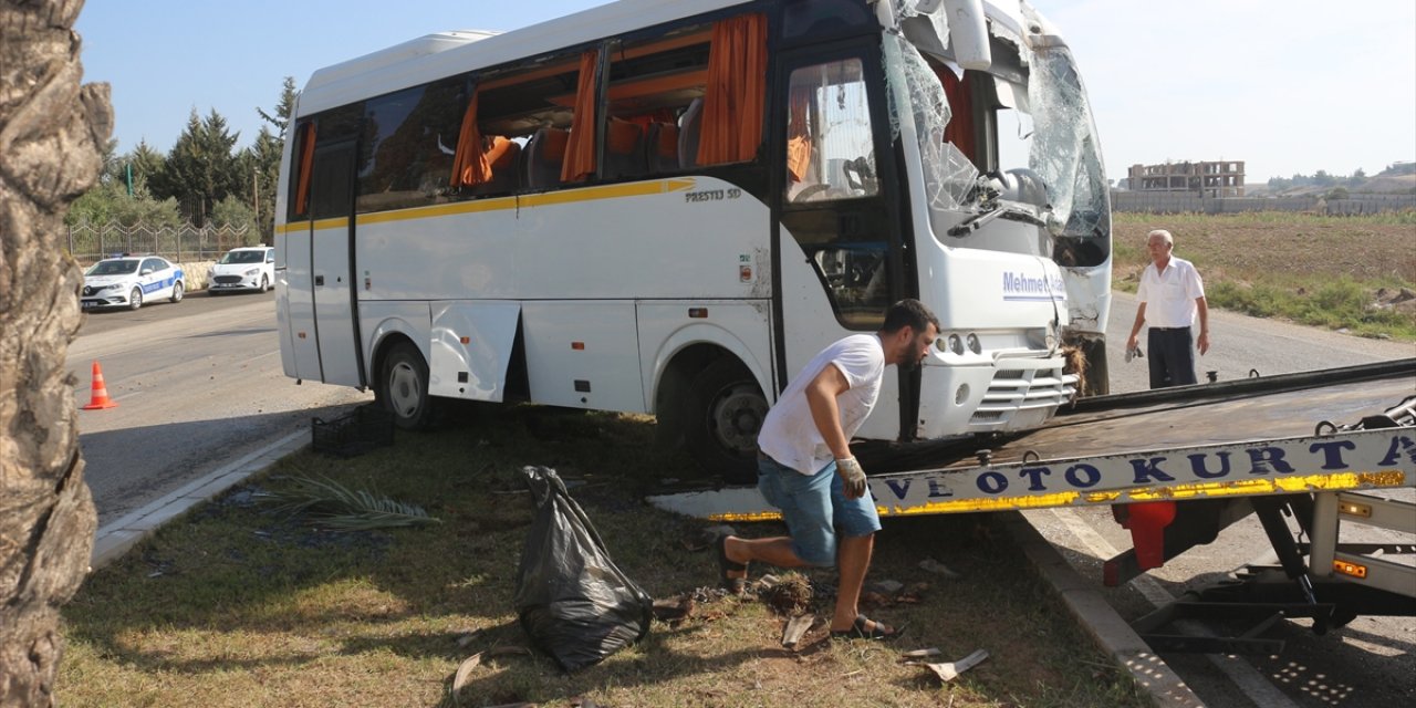 Adana'da Öğrenci servisi devrildi: 14’ü öğrenci 19 kişi yaralandı