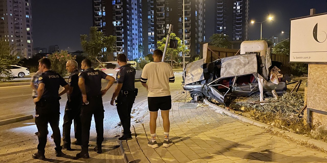 Adana'da otomobilin devrilmesi sonucu baba öldü, 2 oğlu yaralandı.