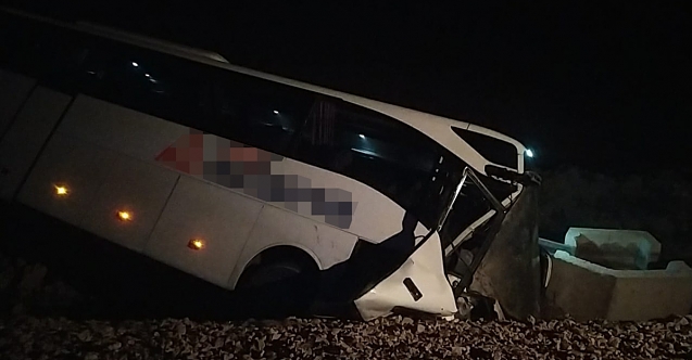 Adana'da şarampole devrilen yolcu otobüsündeki 23 kişi yaralandı