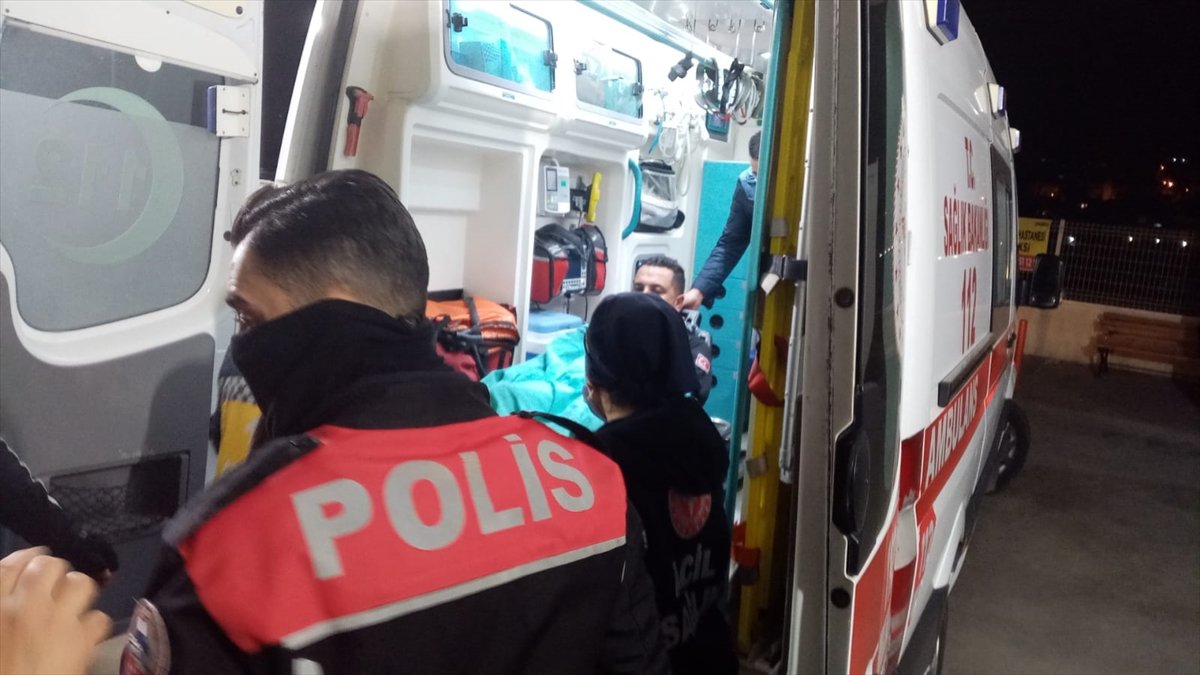 Adana’da silahlı kavgaya müdahale eden polis bacağından vuruldu