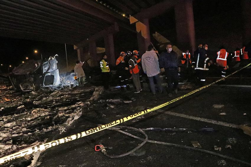 Adana-Niğde otoyolunda köprüden düşerek alev alan tırdaki 2 kişi öldü