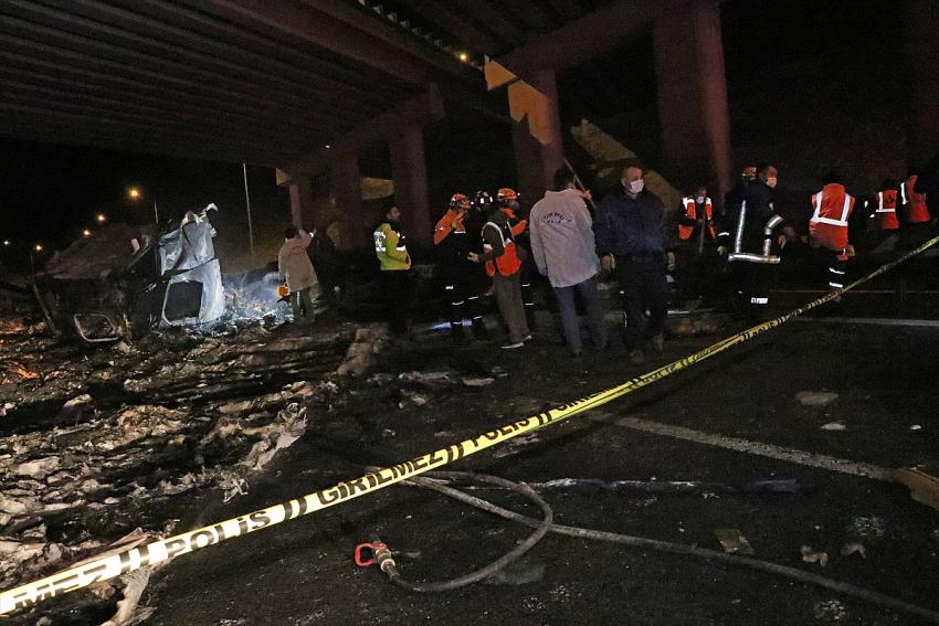 Adana-Niğde otoyolunda köprüden düşerek alev alan tırdaki 2 kişi öldü